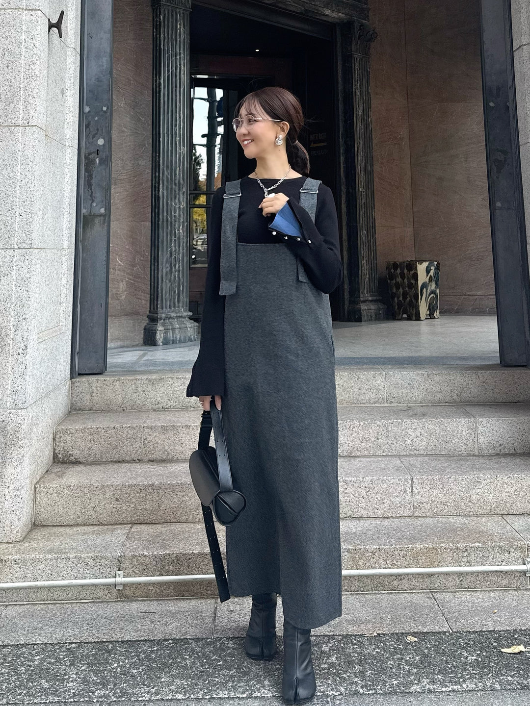 【予約】 ウールライクVネックジャンパースカート / チャコール(1月上旬発送予定)